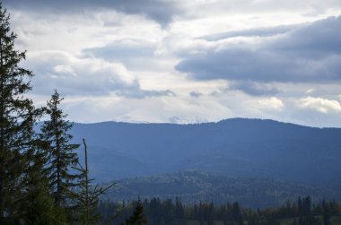 Hoverla Dağı 'nın tepesindeki devasa kara bulut manzarası karla kaplıydı. Karpat Dağları, Ukrayna