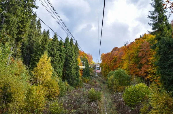 Bergsessellift Umgeben Von Herbstlichem Wald Mit Farbenfrohem Laub Karpaten Ukraine — Stockfoto