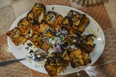 Lezzetli ızgara Sevan beyaz balığı (Sig fish) soğanlı. Ermeni mutfağı