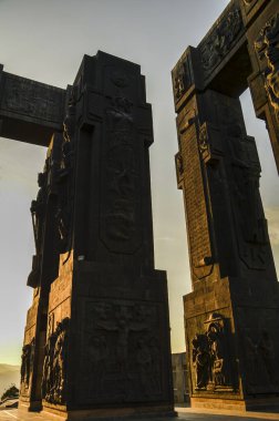 Tiflis 'teki Gürcistan Anıtı' nın içindeki büyük sütunlara bakın. Seyahat ve turizm kavramı