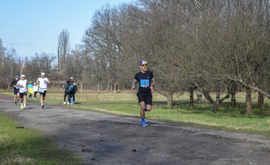 Ukrayna 'nın başkenti Kyiv' de düzenlenen yıllık yarışmaya maraton koşucuları katılıyor