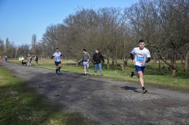 Ukrayna 'nın başkenti Kyiv' de düzenlenen yıllık yarışmaya maraton koşucuları katılıyor