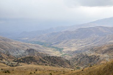 Vardenyats yüksek dağ geçidi (Selim Geçidi) Ermenistan 'ın en güzel yollarından biridir.