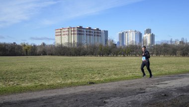 Spor giyim ve koşu ayakkabıları olan bir koşucu. Şehir sokaklarında maraton yaparken. Fitness ve sağlıklı yaşam tarzı konsepti 