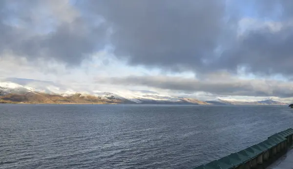 Спокойная Вода Озера Севан Подножия Заснеженных Горных Вершин Голубым Небом — стоковое фото