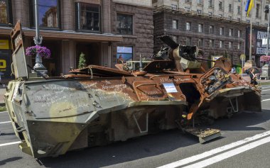Komuta ve personel aracı BMP-1K, Ukrayna 'nın Bağımsızlık Günü sırasında Khreshhatyk Caddesi' ndeki Kyiv şehir merkezindeki imha edilmiş Rus askeri teçhizatı sergisinde