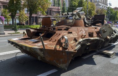 Komuta ve personel aracı BMP-1K, Ukrayna 'nın Bağımsızlık Günü sırasında Khreshhatyk Caddesi' ndeki Kyiv şehir merkezindeki imha edilmiş Rus askeri teçhizatı sergisinde