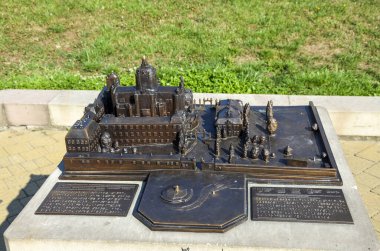 Ukrayna, Lviv 'deki St. George Katedrali' nin ana girişine yakın bronz minyatür bir model.