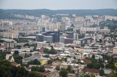 Yüksek Şato Tepesi 'nden Lviv' in modern yerleşim bölgesinin manzarası