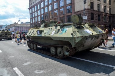 Kyiv 'deki Khreshchatyk caddesinde Rus MT-LB komutası ve personel aracı bulundu. Ukrayna 'da Savaş 