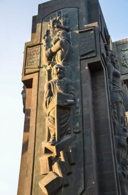 Gürcistan tarihinin en efsanevi hükümdarlarının heykelleri Tiflis 'teki Gürcistan Günlükleri' nin dev sütunları üzerine 