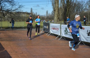 Bir sürü insan ya da sporcu şehir sokaklarında maraton koşuyor.