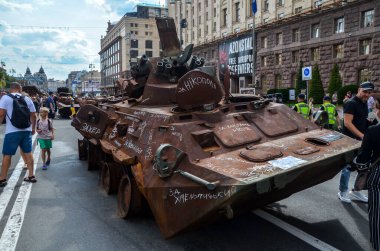 Zırhlı kişisel uçak gemisi BTR-82M, Ukrayna güçleri tarafından modernize edilmiş APC 'lerin en son örneklerinden biri. Khreshchatyk, Kyiv ana caddesinde göster