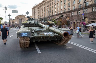 Ukrayna 'nın Bağımsızlık Günü sergisi sırasında Khreshchatyk' teki Rus tankı T-72-B3 bozuldu.