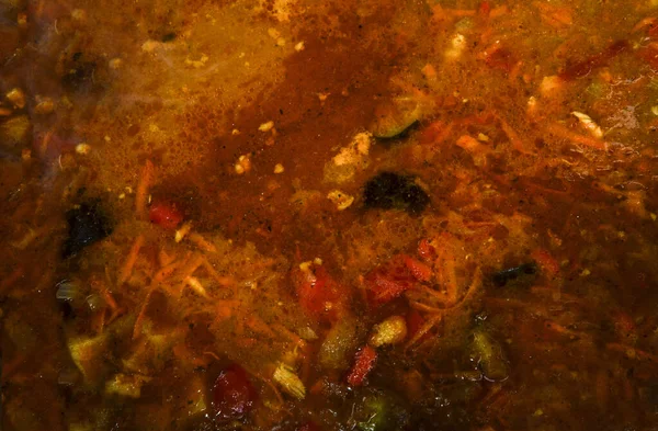 ウクライナのボルシチの食感のクローズアップは 牛肉の心のこもったスープであり 野菜やスープの様々なビーツからその特徴的な深い赤の色を取ります — ストック写真