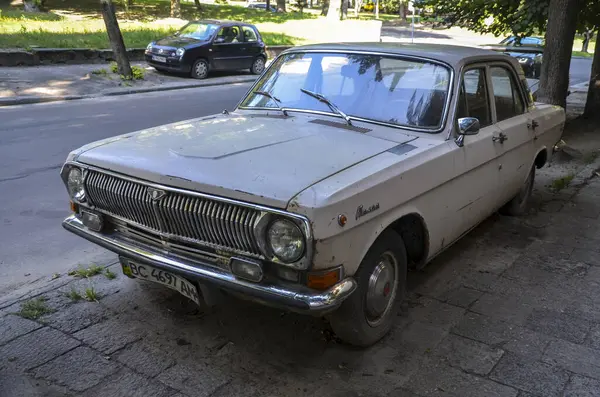 Velho Enferrujado Carro Branco Soviético Gaz Volga Estacionado Lado Rua — Fotografia de Stock