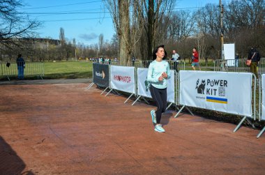 Kyiv 'de yarışan kadın koşucu. Spor ve sağlıklı spor
