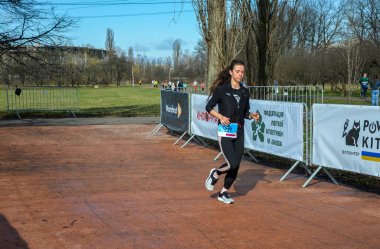 Kyiv 'de yarışan kadın koşucu. Spor ve sağlıklı spor