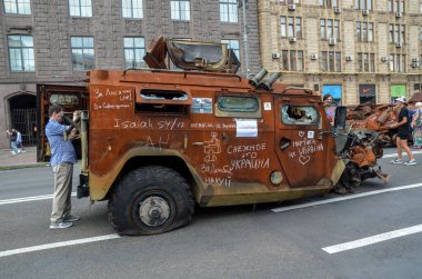 Kyiv 'in merkezindeki Khreschatyk Caddesi' ndeki sergide Rus askeri zırhlı aracı Tigr-M 'yi yok etti. Ukrayna 'da Savaş