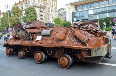 Kyiv 'deki sergi sırasında Khreshchatyk caddesinin ortasına park edilmiş yanmış ve hasar görmüş Rus BTR-60 zırhlı personel taşıyıcısı.