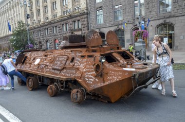 Kyiv 'deki sergi sırasında Khreshchatyk caddesinin ortasına park edilmiş yanmış ve hasar görmüş Rus BTR-60 zırhlı personel taşıyıcısı.