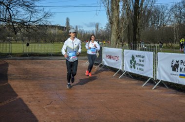 Koşucular spor giyim ve spor ayakkabısı şehir sokaklar boyunca maraton sırasında ile lots