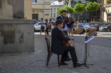 Buskers: Ukrayna 'nın Lviv kentinde iki klasik sokak müzisyeni keman ve çello çalıyor
