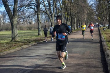 Ukrayna 'nın başkenti Kyiv' de yapılan koşu yarışında bir grup koşucu şehir sokaklarında yarışıyor.