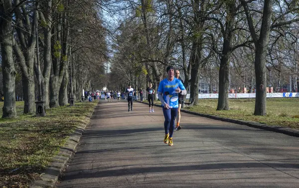 在乌克兰基辅举行的跑步比赛中 一组赛跑选手在城市街道上赛跑 — 图库照片