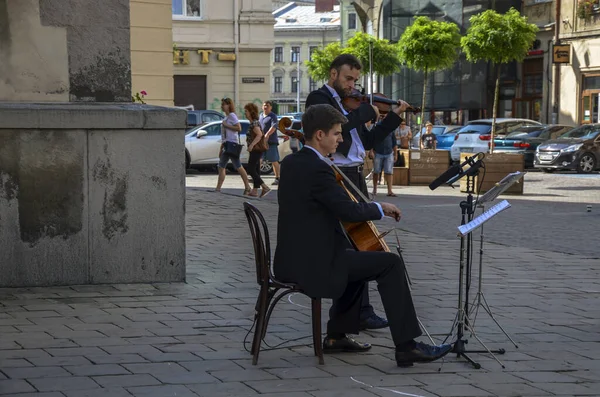Buskers Deux Musiciens Rue Classiques Jouent Violon Violoncelle Dans Rue Images De Stock Libres De Droits