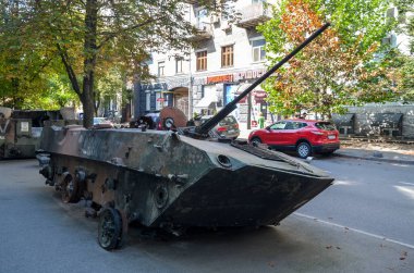 Kyiv bölgesinde Ukrayna ordusu tarafından tahrip edilen Rus işgalcilerin BMD-2 savaş aracı hasar gördü