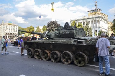 Tank T-90A Ukrayna güçleri tarafından ele geçirildi. Rus askeri teçhizatı sergisi sırasında Khreshhatyk caddesinde sergilendi.