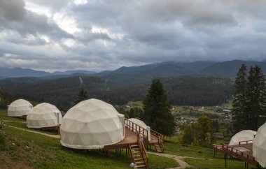 Kubbe modern tarzlı kamp çadırı (Glamping), tatil için dağlara güzel manzaralı