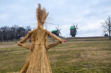 Geleneksel tatilde yanmadan önce saman heykeli. Baharın yaklaşmasına adanmış Shrovetide.