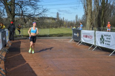 Şehir parkında koşan aktif bir kız sporcu. Sağlıklı bir yaşam tarzı. Kilo kaybı. Şehir maratonu koşusu