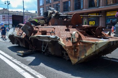 Kyiv 'in merkezindeki Bağımsızlık Günü kutlamalarının bir parçası olarak Khreshchatyk' in ana caddesinde Rus komuta ve personel aracı BMP-1K yok edildi.