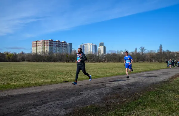 Skupina Běžců Běhá Venku Sportovní Lidé Soutěžící Městské Oblasti Zdravý — Stock fotografie