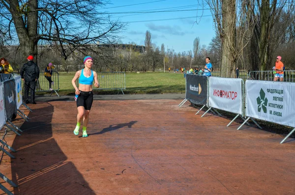 Şehir parkında koşan aktif bir kız sporcu. Sağlıklı bir yaşam tarzı. Kilo kaybı. Şehir maratonu koşusu