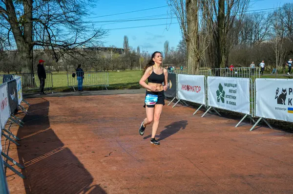 Şehir parkında koşan aktif bir kız sporcu. Sağlıklı bir yaşam tarzı. Kilo kaybı. Şehir maratonu koşusu