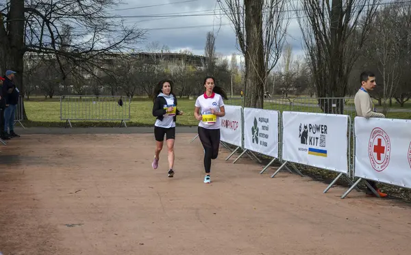Şehir parkında koşan aktif bir kız sporcu. Sağlıklı bir yaşam tarzı. Kilo kaybı. Şehir maratonu koşusu