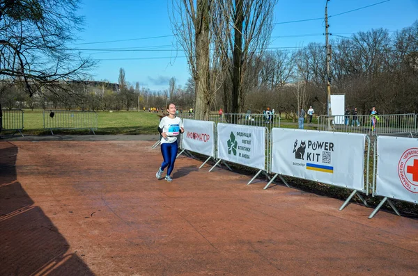 Şehir parkında koşan aktif bir kız sporcu. Sağlıklı bir yaşam tarzı. Kilo kaybı. Şehir maratonu koşusu