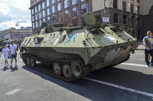 Yok edilen düşman MT-LB komuta ve personel aracı Kyiv 'in merkezindeki Khreshchatyk caddesinde Rus askeri araçlarının ezildiği bir sergide sergilendi.