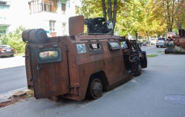 Kyiv askeri müzesi yakınlarındaki GAZ-233014 Tiger-M (Tigr) Rus ordusunun tüm arazi piyade araçlarını yok etti.