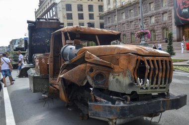 Birden fazla fırlatma roketi sistemi BM-21 Grad 'in Ukrayna Silahlı Kuvvetleri tarafından yok edildiğini biliyor. Kyiv' de ele geçirilen Rus askeri araçları sergileniyor.