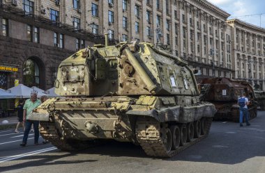 Ukrayna 'nın Bağımsızlık Günü münasebetiyle Khreshchatyk Caddesi' nde, Kyiv şehir merkezinde yanan ve tahrip edilmiş bir Msta-S Howitzer.