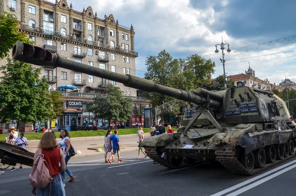 stock image Burnt and damaged self-propelled howitzer Msta-S in downtown Kyiv, at Khreshchatyk Street during celebrate Independence Day of Ukraine