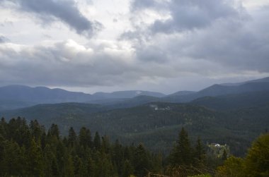 Resimli Karpat Dağları 'nın panoramik manzarası. Orman yamaçları, dağ sıraları ve zirveleri var. Dağlarda tatiller. 