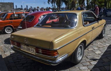 1982 'de Kyiv' deki klasik araba fuarında yönetici lüks bej Alman Mercedes-Benz 230 CE Otomatik