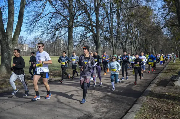Grupo Jovens Desportivos Correndo Livre Durante Corrida Maratona Cidade Fazer — Fotografia de Stock