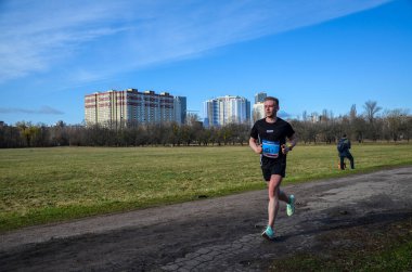 Spor giyim ve koşu ayakkabıları olan bir koşucu. Şehir sokaklarında maraton yaparken. Fitness ve sağlıklı yaşam tarzı konsepti 